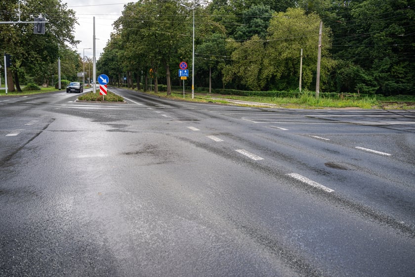 Skrzyżowanie alei Wielkiej Wyspy z ulicą Mickiewicza i aleją Paderewskiego